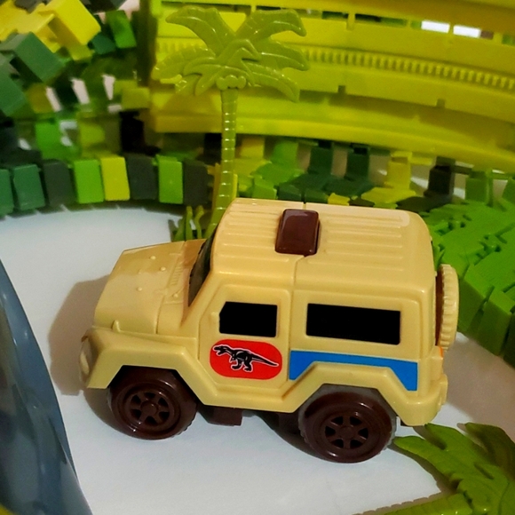 LAST CHANCE Magic Tracks Set Dino Green Camo Safari Truck - Picture 8 of 9